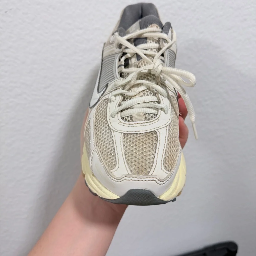 Nike White and Cream Vomero 5 - Picture 2 of 9